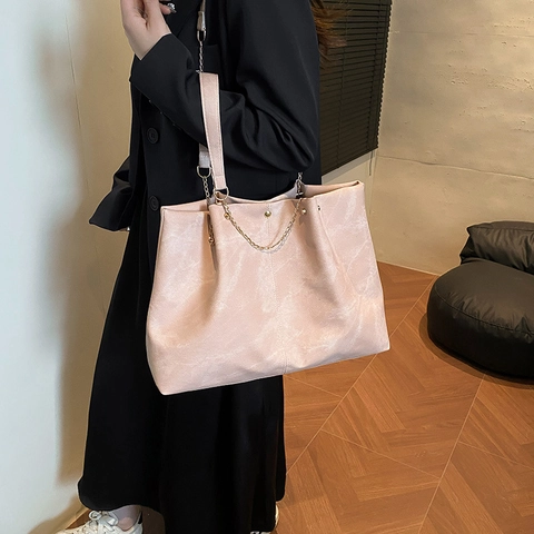 Sac Fourre-tout de Grande Capacité pour Femmes en Cuir PU Souple Texture Vintage Sac à Épaule Décontracté Chaîne Métallique
