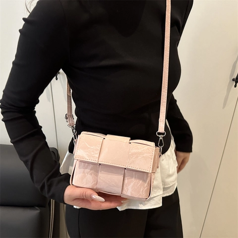 Damen Minimalistische Gewebte Schultertasche PU Leder Faltentextur Kleine Quadratische Umhängetasche Street Style Klappentasche Elegante Alltagstasche