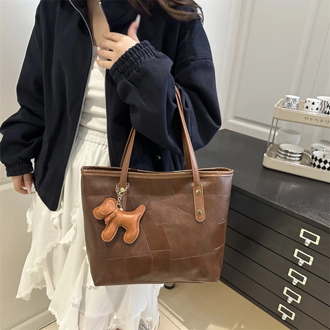 Borsa Tote da Donna a Grande Capacità Patchwork Geometrico Borsa a Spalla in Pelle PU Con Ciondolo a Cucciolo Borsa Sottobraccio Versatile
