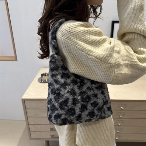 Leopard Print Faux Fur Shoulder Bag For Women Fashion Plush Underarm Bag Chic Small Square Handbag Casual Daily Use