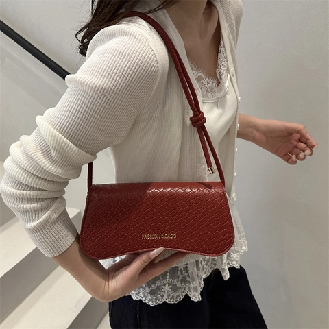 Sac à Épaule Femme Design de Niche Minimaliste en Cuir PU Sac Baguette Texture Crocodile Sac Bandoulière Sangle Nouée Mode Femme