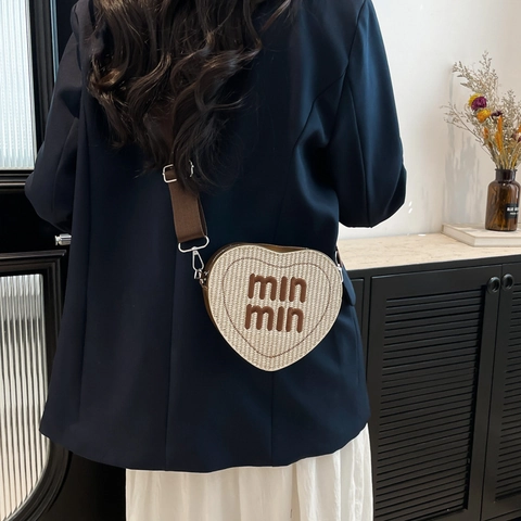 Bolso Bandolera Tejido en Forma de Corazón de Cuero PU Para Mujer Bordado de Letras de Moda Bolso de Hombro Pequeño Diseño de Nicho Elegante