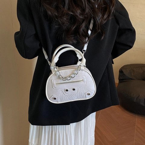 Sac Coquille Motif Crocodile pour Femmes avec Détails Rivets et Chaîne Sac en Bandoulière en Cuir PU Style Motard Chic