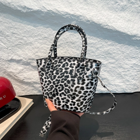 Sac Seau pour Femme à Imprimé Léopard en Cuir PU Brillant avec Poignée Supérieure et Bandoulière Amovible Réglable Petit Sac à Main Tendance Imprimé Animal