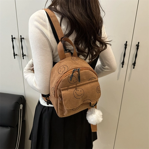 Mini Mochila para Mujer Textura de Pana Estampado de Cara Sonriente Pequeña Mochila de Día Con Colgante de Bola de Peluche