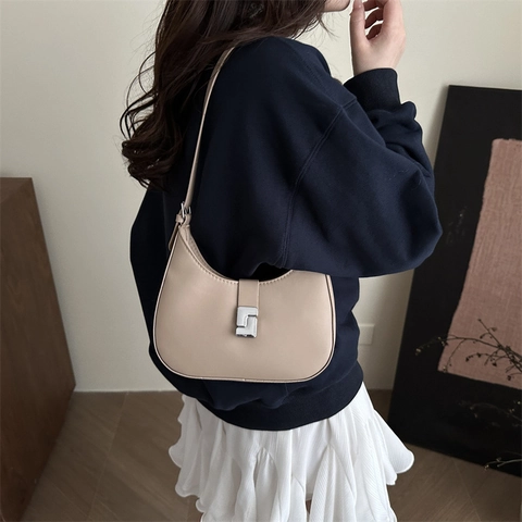 Fashion PU Leather Crescent Shoulder Bag For Women Minimalist Hobo Underarm Bag With Metal Buckle Chic Solid Color Purse