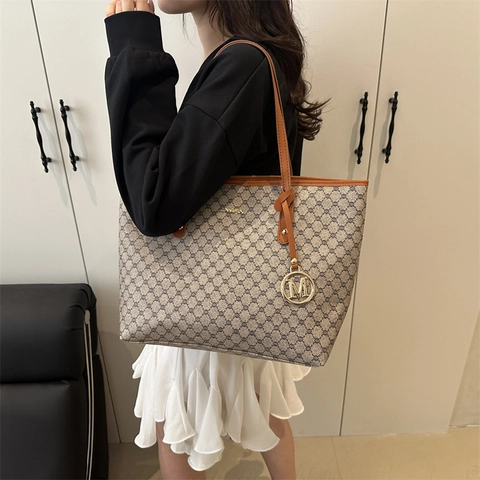 Large Capacity Monogram Tote Bag For Women PU Leather Fashion Shoulder Bag With Metal Letter Pendant Commute Handbag