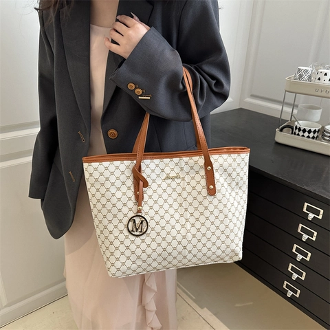 Vintage Große Kapazität Geometrische Monogramm Tote Tasche Damen Kunstleder Schultertasche Retro Pendeln Handtasche Mit Anhänger