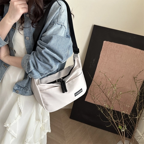 Large Capacity Nylon Crossbody Bag For Women Lightweight Casual Tote Bag With Fashion Label Adjustable Strap Zipper Bag