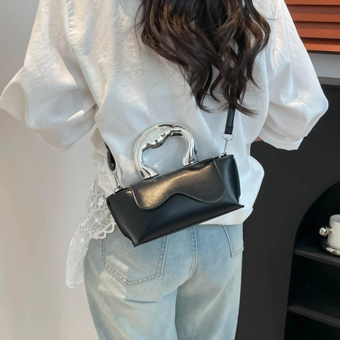 Sac Bandoulière Tendance en Cuir PU Avec Poignée Métallique Irrégulière Rabat Ondulé Sac Carré Couleur Unie pour Femmes