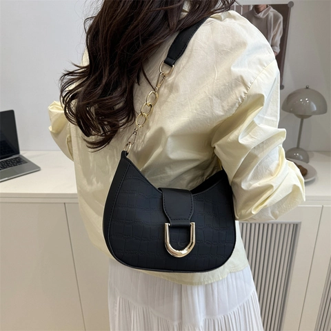Women Crocodile Pattern PU Leather Crescent Shoulder Bag Minimalist Underarm Hobo Bag With Metal Buckle Chain Strap Daily Office