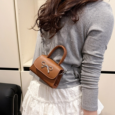 Damen Mini Schultertasche Trendy Schleife Messenger Bag PU Leder Kleine Quadratische Handtasche Mit Kettengurt Casual Tasche