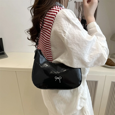 Dames Mode PU Lakleer Halvemaan Schoudertas Met Metalen Strik Glanzende Hobo Bag Eenvoudige Dagelijkse Tas