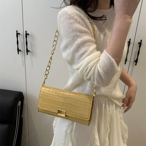 Women's Crocodile Pattern PU Baguette Bag With Gold Metal Chain Strap Small Shoulder Bag For Daily Fashion Party Wear