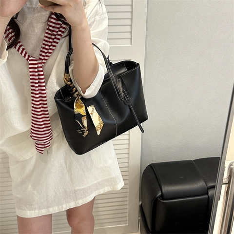 Grand Sac Fourre-Tout pour Femme en Cuir PU Style de Rue Surpiqûres Contrastées Sac à Épaule avec Décoration de Foulard