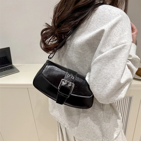 Damen Vintage PU Leder Unterarmtasche Mode Satteltasche Umhängetasche Mit Großer Metallschnalle Minimalistische Einfarbige Handtasche