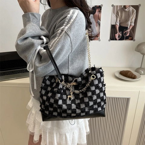 Grand Sac Fourre-tout en Jean pour Femmes Motif Damier Étoile Bords Effilochés Sac à Épaule Avec Chaîne Métallique Cerf