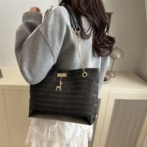 Vintage Woven Tote Bag For Women With Metal Chain And Deer Pendant Retro Commuter Shoulder Bag Street Fashion Handbag