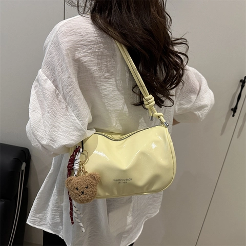 Nouveau Sac Oreiller en Cuir PU Brillant pour Femmes Sac à Épaule Street Trendy Avec Charme d'Ours Sac à Bandoulière Casual Petit