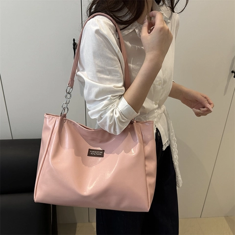 Large Capacity PU Leather Tote Bag Metallic Glossy Shoulder Bag With Chain Strap And Plush Charm For College Commute