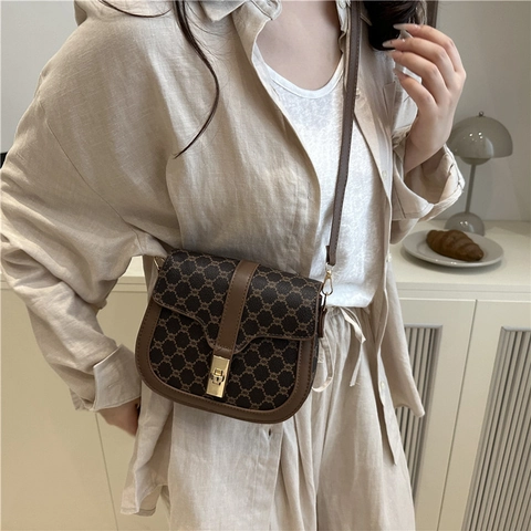 Retro Women's Monogram Saddle Bag PU Leather Shoulder Crossbody Bag With Metal Clasp Elegant Fashion Small Square Bag For Daily Use
