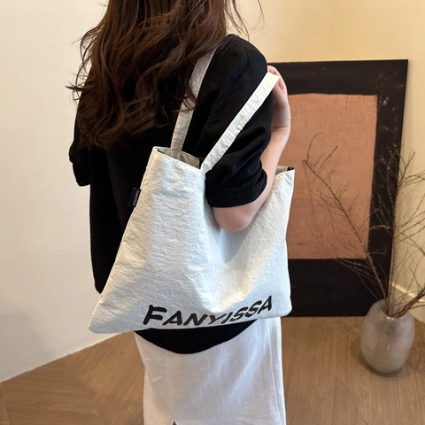 Damen Große Kapazität Tote Bag Buchstaben Druck Falten Nylon Schultertasche Casual Mode Einkaufstasche Daily Pendler Tasche