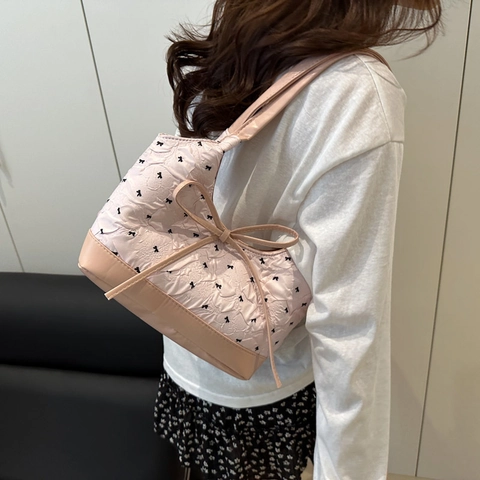 Nuevo Bolso Tote Acolchado con Lazo para Mujer Verano Bolso de Hombro de Gran Capacidad Casual Dulce con Patrón de Lazo