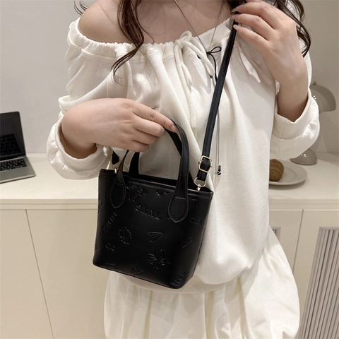 Stijlvolle PU-Lederen Mini-Emmertas Voor Dames Minimalistische Cartoon-Reliëf Crossbodytas Met Leuke Pluche Monsterhanger