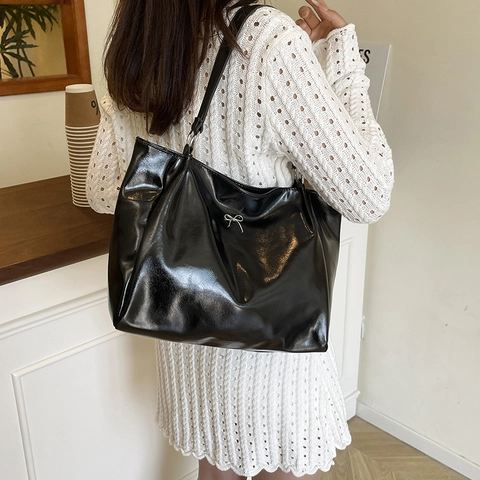 Dames Glanzende PU Leren Tote Tas Grote Capaciteit Minimalistische Schoudertas Met Metalen Strik Decoratie Mode Okseltas