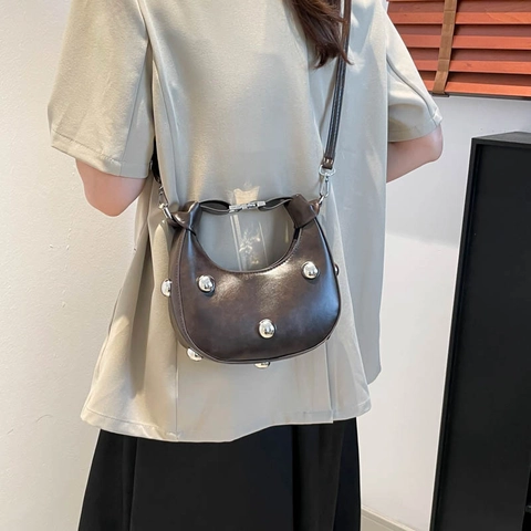 Modieuze Dames PU Leer Halve Maan Hobo Tas Metalen Klinknagel Schoudertas Crossbody Tas Casual Veelzijdige Dagelijkse Handtas