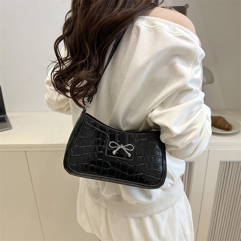 Women PU Leather Crocodile Pattern Shoulder Bag With Metal Bow Decor French Vintage Underarm Baguette Bag For Daily Use