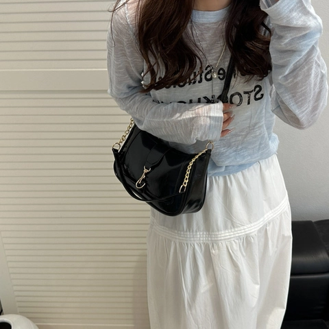 Vintage PU Leather Shoulder Bag For Women Metallic Chain Strap Underarm Bag Piston Clasp Casual Square Crossbody Bag Minimalist Daily Satchel