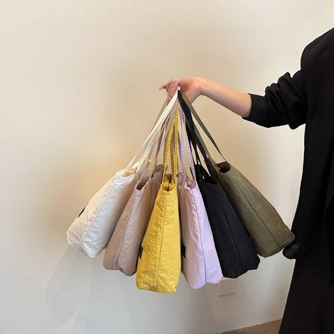 Women Large Capacity Pleated Shoulder Bag Lightweight Polyester Bucket Bag Minimalist Casual Streetwear Tote For Commuting