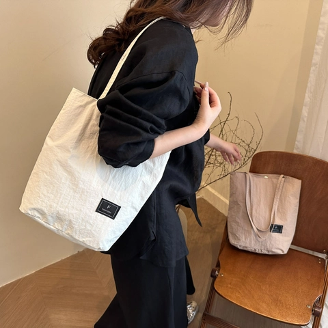 Women Large Capacity Pleated Shoulder Bag Lightweight Polyester Bucket Bag Minimalist Casual Streetwear Tote For Commuting