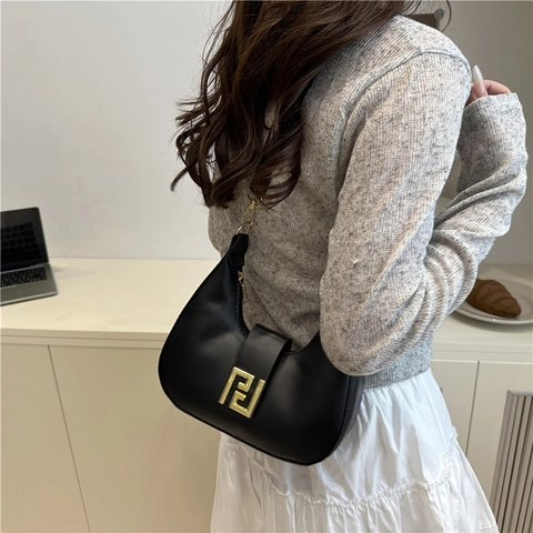 French Style PU Leather Underarm Bag For Women Minimalist Solid Color Shoulder Bag Gold Buckle Chic Hobo Bag Fashion Handbag