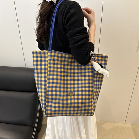 Borsa Tote in Tela a Quadretti da Donna Grande Capacità Borsa a Spalla Casual Pendolare con Ciondolo in Peluche Borsa da Scuola Stile Giapponese