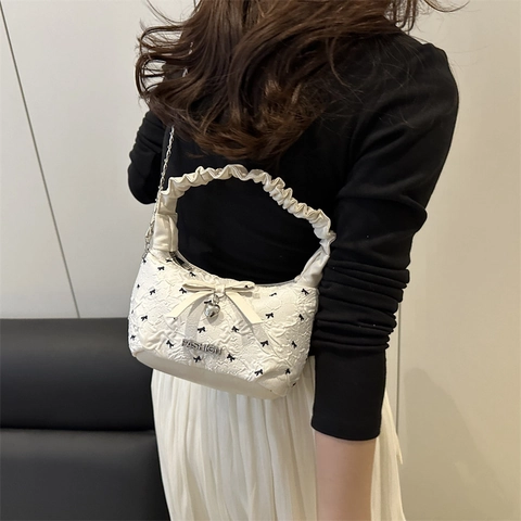 Borsa a Secchiello Dolce Donna con Fiocco Manico a Nuvola Plissettato Pendente a Cuore Catena Tracolla Borsa Trapuntata Moda