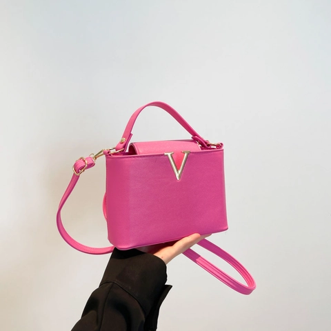 Damen Mode PU Leder Umhängetasche Moderne Litchi Textur Handtasche Mit Metallic V Logo Täglich Pendeln Schultertasche
