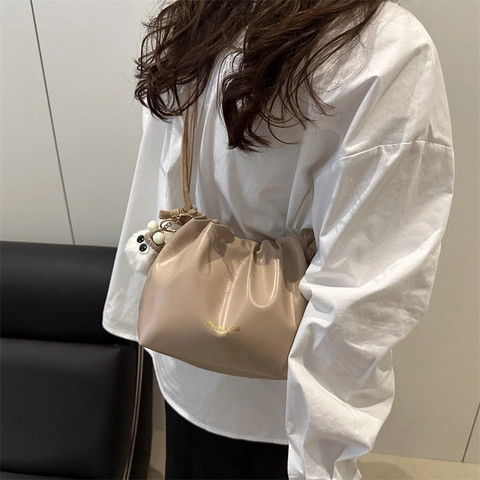 Sac à Bandoulière Femme Mode Plissé Cloud Bag en Cuir PU Tendance Souple Cordon de Serrage Sac à Épaule Messenger Avec Pendentif