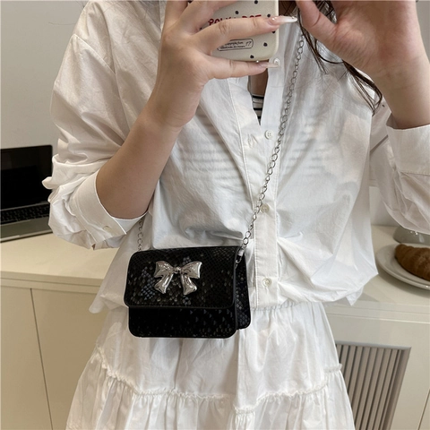 Damen Mini Schlangenmuster Schulterumhängetasche Metallschleife Schnalle PU Leder Mode Kette Riemen Quadratische Flap Handtasche