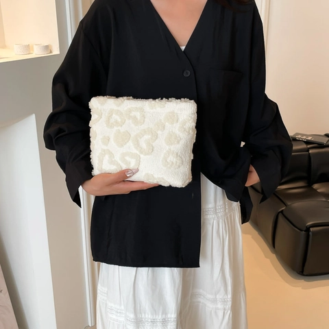 Women's Plush Heart Pattern Clutch Bag Soft Faux Fur Cosmetic Organizer Handbag Summer Fashion Small Square Purse
