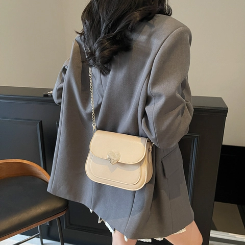 Trendige PU-Leder-Tasche Mit Herzförmiger Schnalle Für Damen Metallkette Umhängetasche Kleine Quadratische Tasche Nische Design