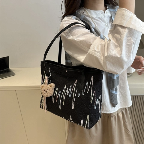 Bolso Tote Grande para Mujer Moda Callejera Bordado Bolso de Hombro Color de Contraste Textura de Ondas Cuero Sintético Bolso de Viaje Diario con Colgante Oso