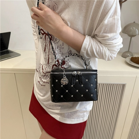 Damen Gesteppte PU Leder Nieten Umhängetasche Mini Vanity Case Box Crossbody Tasche Mit Metall Kettenriemen Und Blumenanhänger