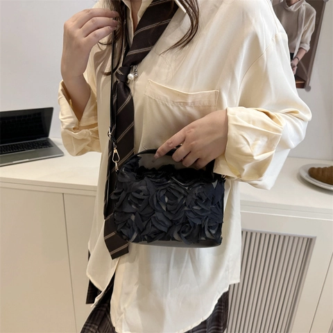Borsa a Secchiello da Donna Alla Moda con Fiori di Rosa 3D Design di Nicchia in Pelle Sintetica Garza Borsa a Tracolla Stile Dolce