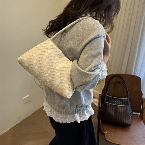 Women Minimalist Woven PU Leather Shoulder Bag Grid Pattern Underarm Bag Retro Small Square Handbag For Daily Fashion Wear