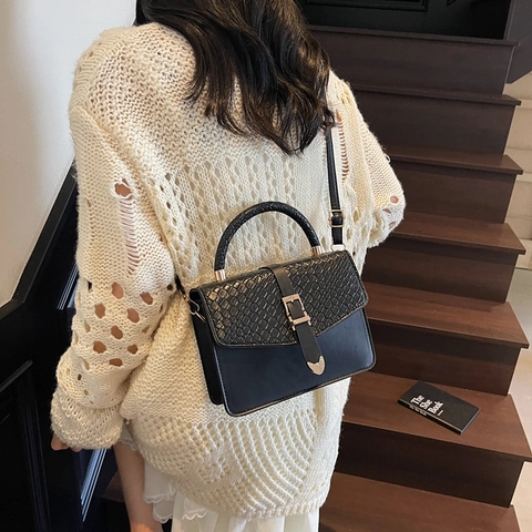 Trendige Gewebte Textur PU Leder Kleine Quadratische Tasche Für Damen Minimalistische Handgehaltene Umhängetasche Mit Herzanhänger