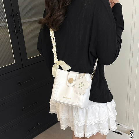 Damen PU Leder Umhängetasche Mode Kleine Quadratische Eimertasche Blumen Anhänger Satinband Dekor Schultertasche