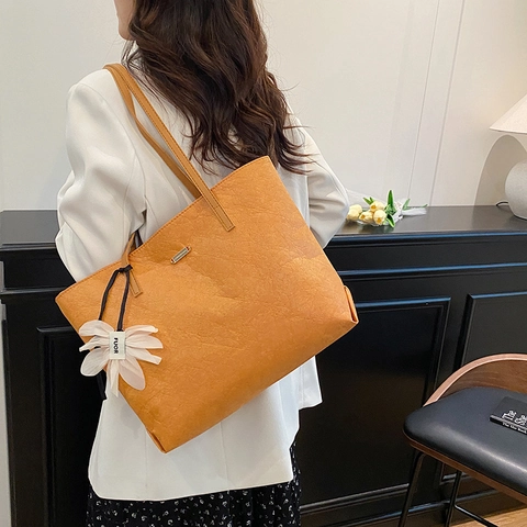 Large Capacity Women PU Leather Tote Bag With Flower Charm Simple Commuter Shoulder Bag Solid Color Underarm Bag Minimalist Handbag