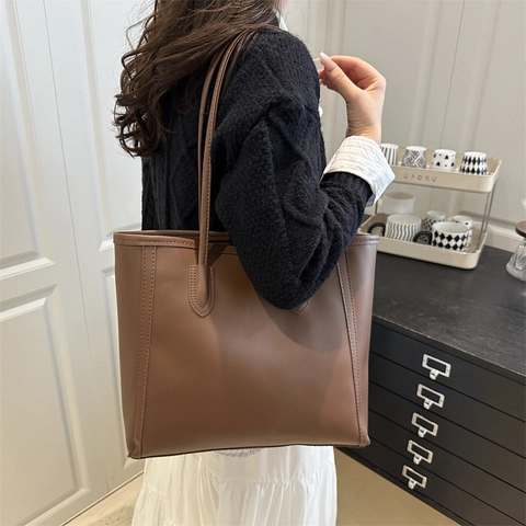 Damen Große Kapazität PU Leder Tragetasche Mode Vintage Einfache Kontrastnähte Schultertasche Mit Plüschbär Anhänger